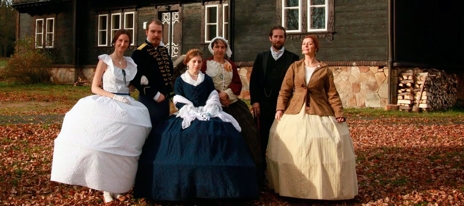 The family of Derevyanskiy in front of their family villa. (Play, Martin Buchtík)