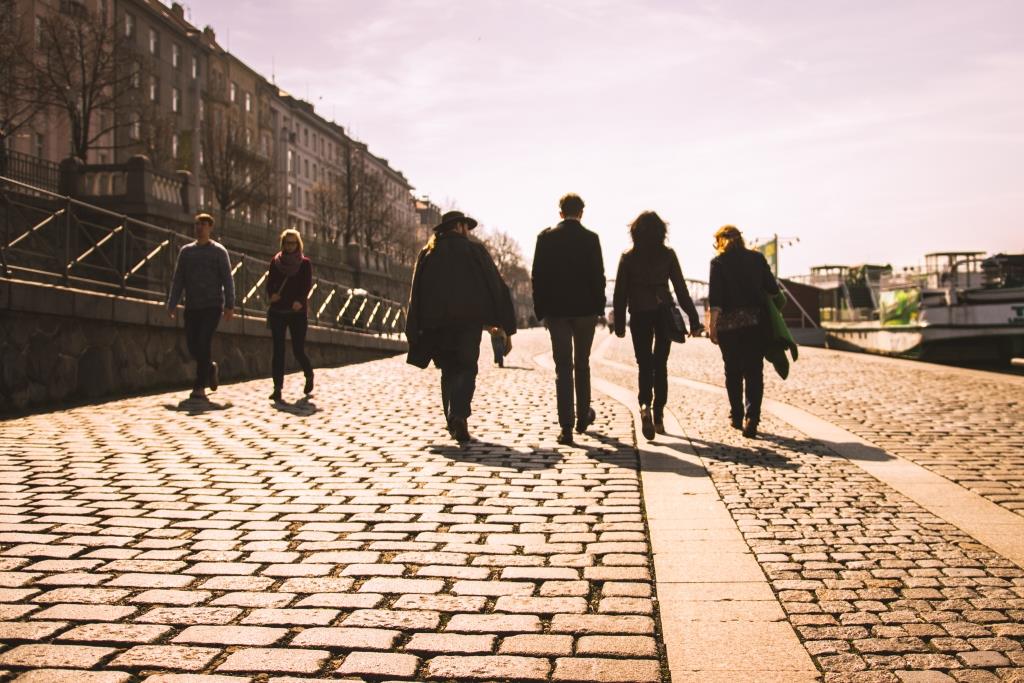 together/alone – Searching for a Soulmate in Summer Prague