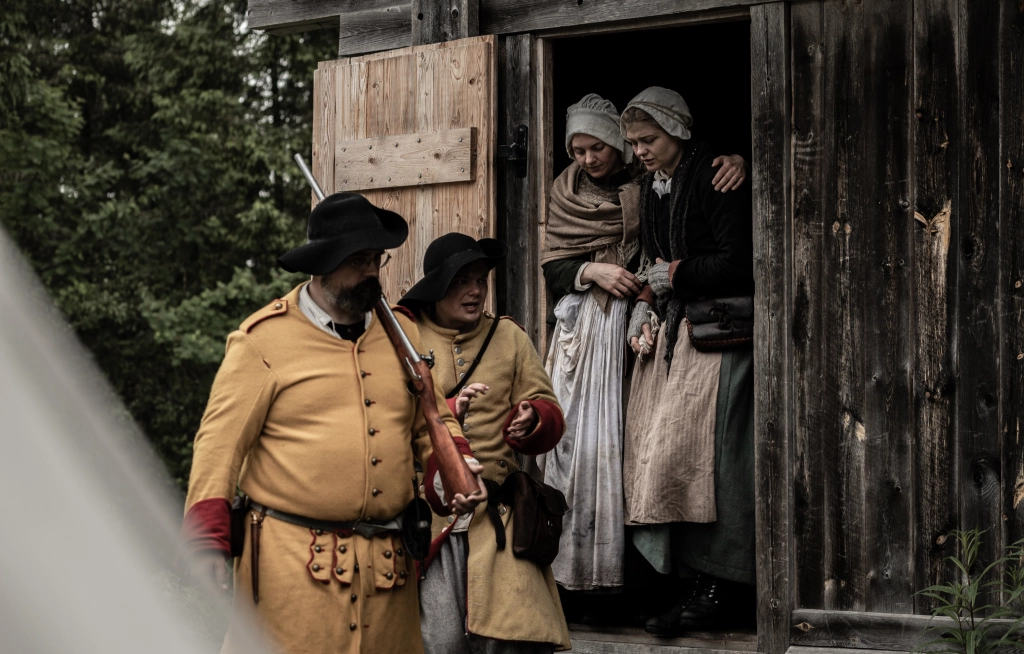 Soldiers and villagers – Photo by Tindra Englund 2024